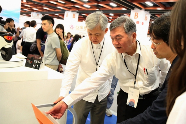 经济部工业局沈荣津局长(中)与台创张光民执行长(左)于新一代设计展欣赏学生创意作品。&nbsp;(c) 台湾创意设计中心