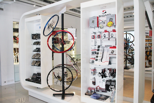 由於店坪之廣，展售的商品多元又豐富，有如自行車展場。&nbsp;(c)CYCLINGTIME.com