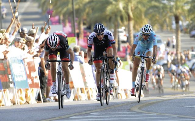 Tony Gallopin(左)、Martin Elmiger(中)与Vincenzo Nibali(右)三人最后一刻的竞争(c)Bruno Bade