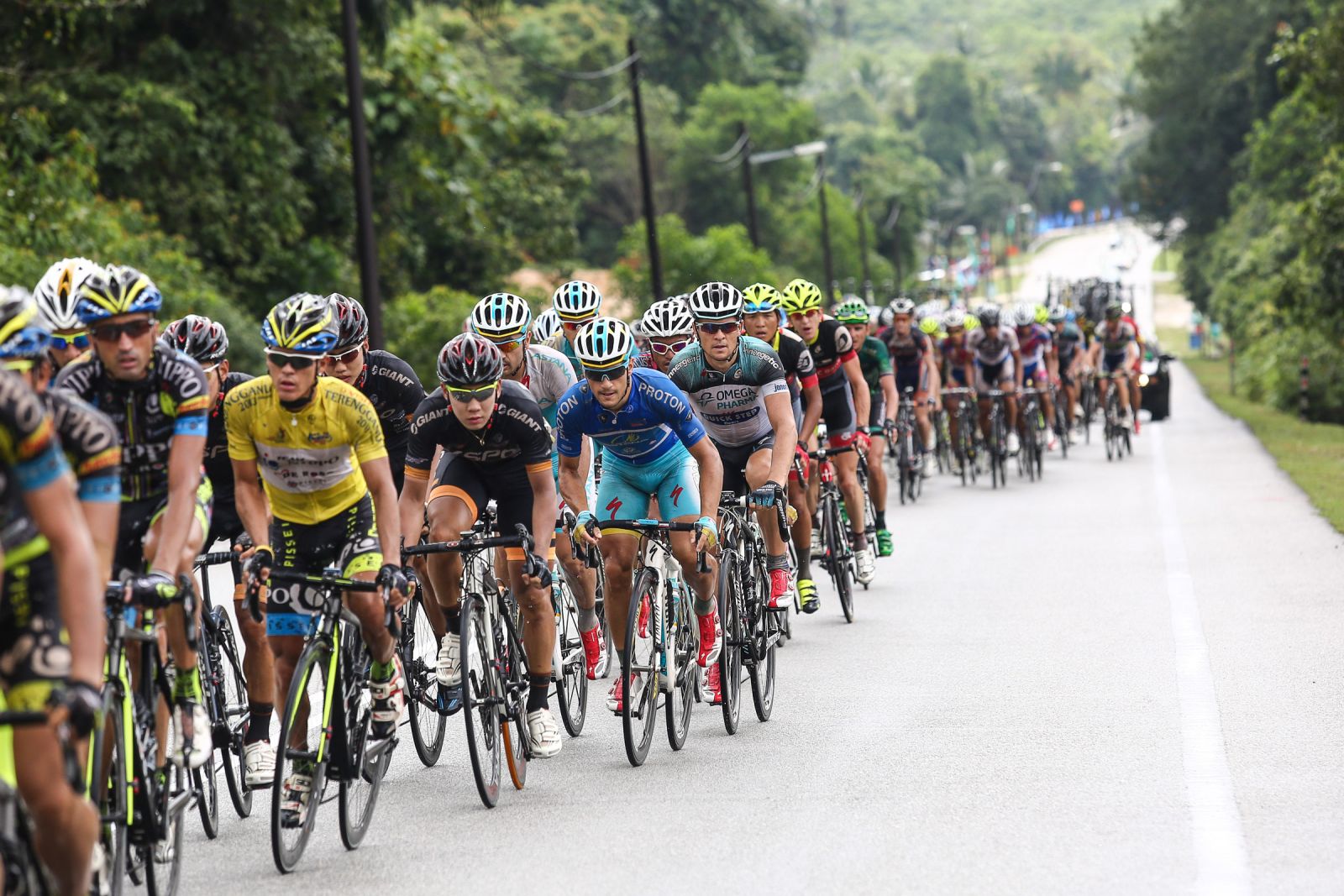 一开赛大集团集体前进， 选手伺机而动，预备攻击。(c)Le Tour de Langkawi