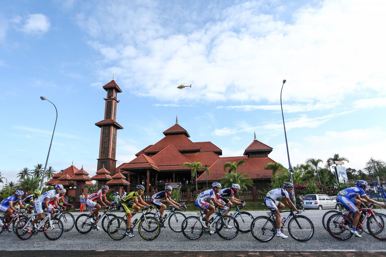 集团中，各车队采牵制策略互相紧咬。(c) Le Tour de Langkawi