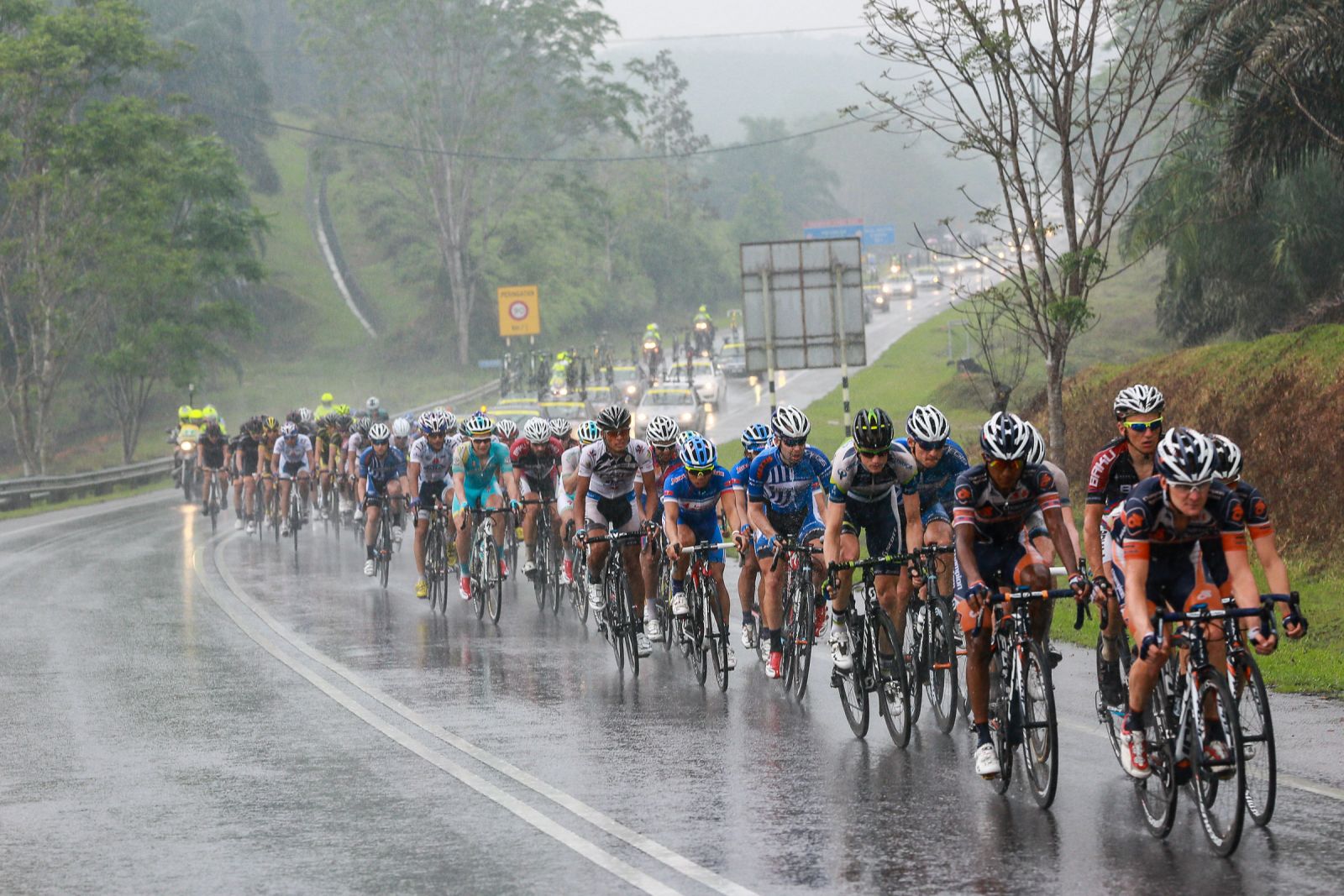 本站仍有雨势挑战众车手的冲刺速度。(c) Le Tour de Langkawi