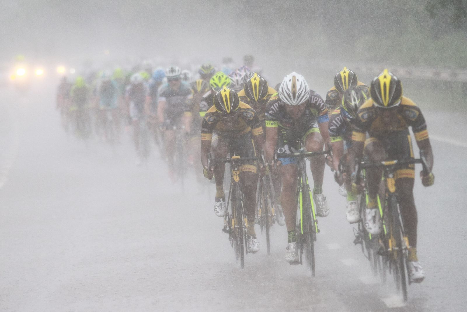 雨中行进，各车队仍出动攻击。(c)Tour de Langkawi