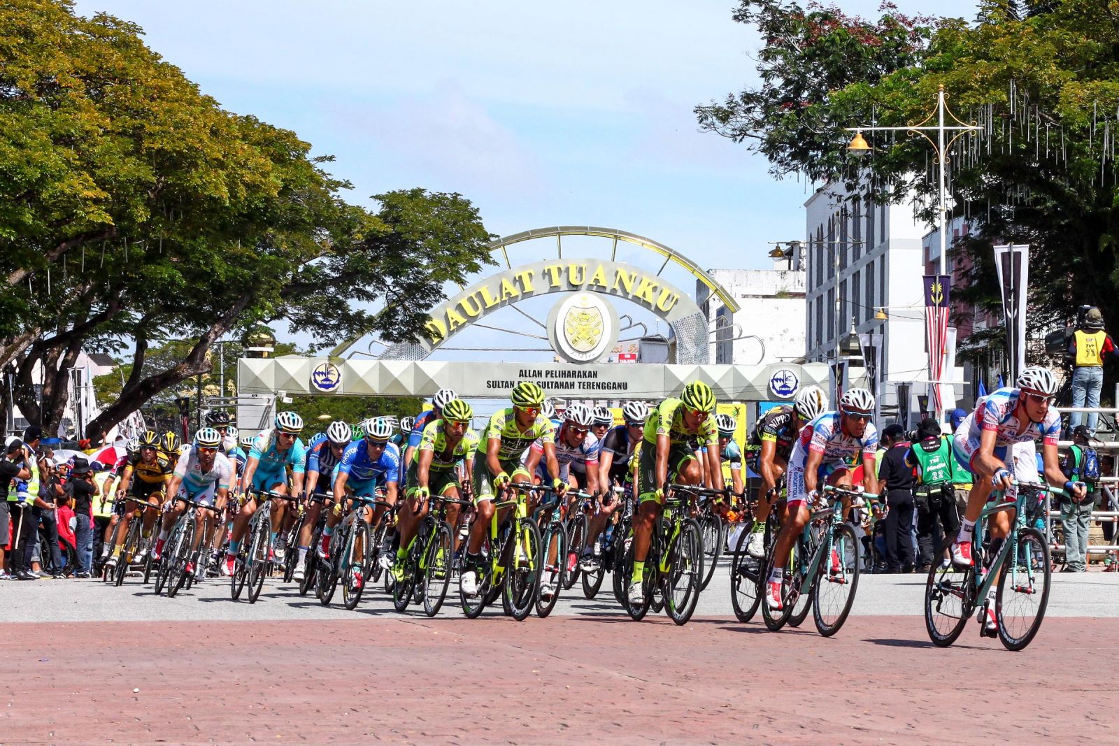 各车队准备展开护航攻势。(c)Le Tour de Langkawi