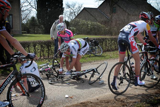 摔车事故影响多位车手。&nbsp;(c)cyclingnews