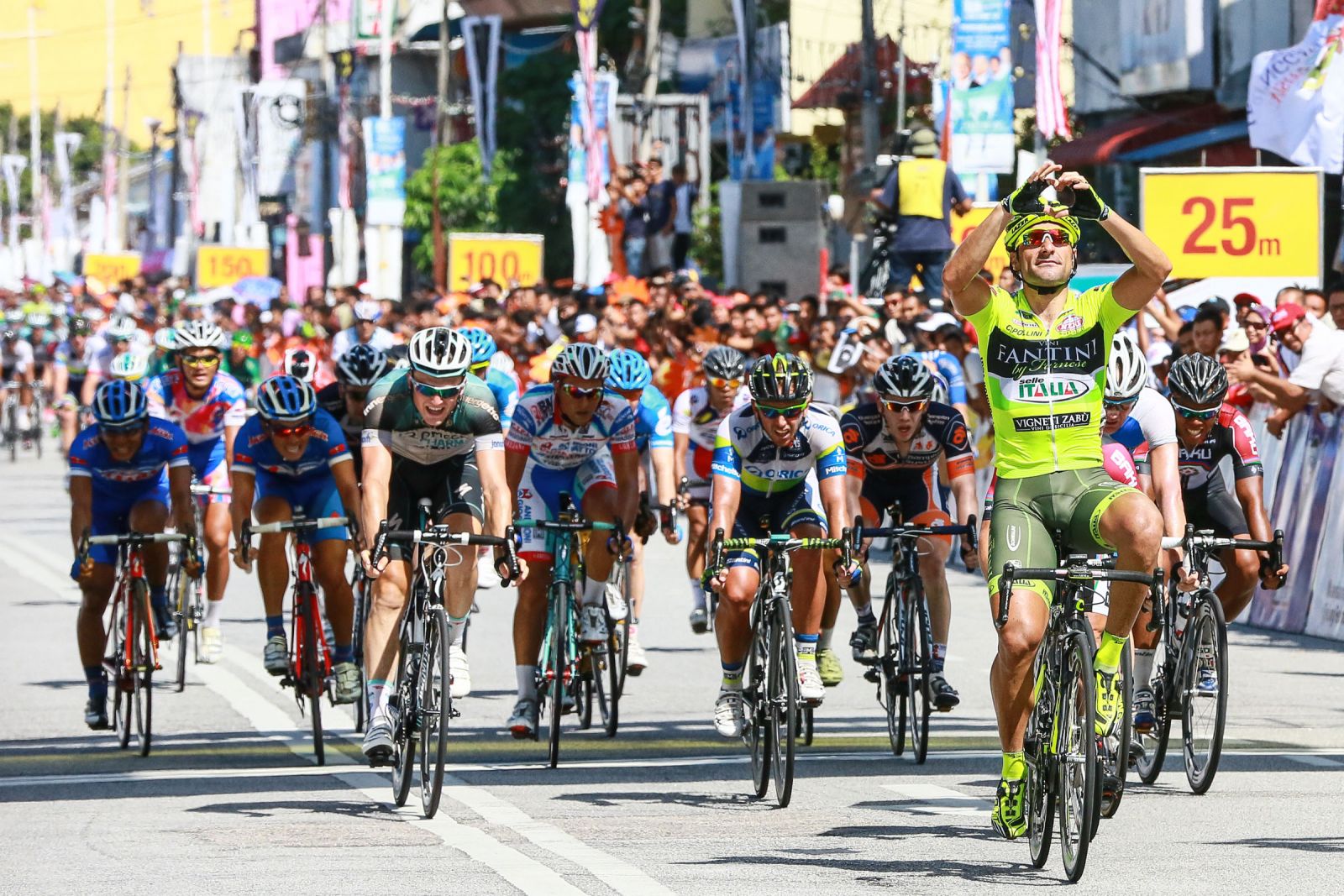 连日紧追单站冠军的Chicchi在终站总算夺得第一。(c)Le Tour de Langkawi