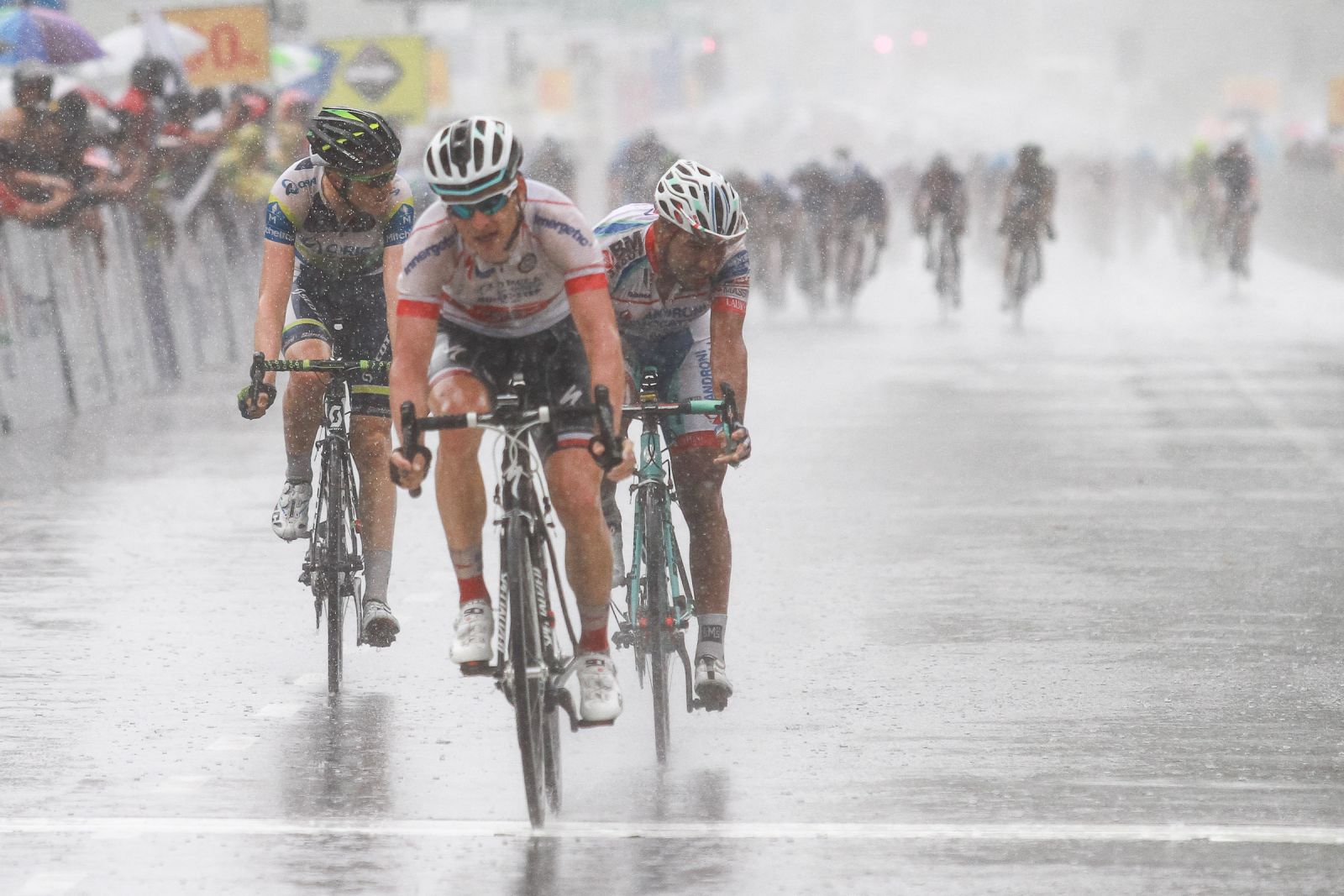 比赛时有车手脱逃。(c)Tour de Langkawi