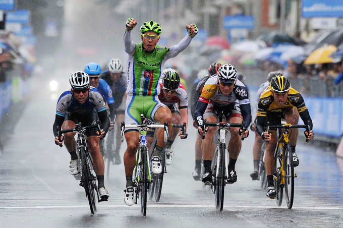 第三站Sagan在雨中表现更强劲，战胜Cavendish、Greipel、Ciolek、Goss一众前辈，赢得冠军。&nbsp;(c)双海赛大会官方